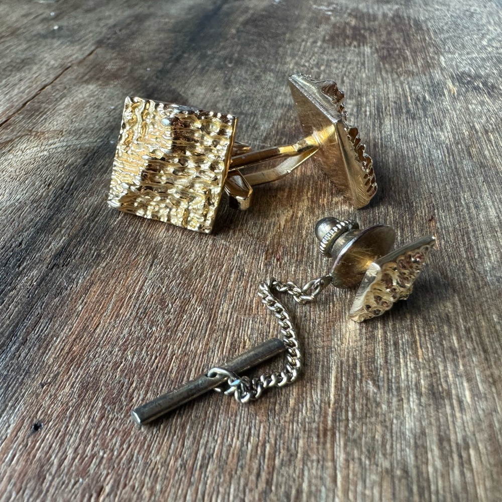 Beautiful vintage gold colored cufflinks with matching tie tack clip.